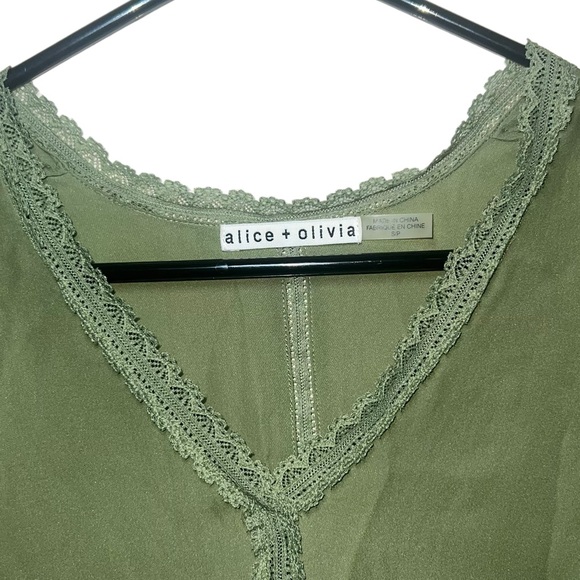 ALICE‎ + OLIVIA Farah Cold Shoulder Lace Trim Silk Top Sage Green Size Small - Picture 4 of 9